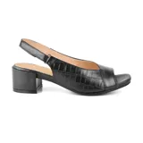 Sandalia de cuero sintético negro con textura tipo cocodrilo, con puntera descubierta, talón descubierto y tira trasera ajustable. Tiene un taco cuadrado bajo.