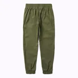 Pantalón jogger verde militar para mujer, confeccionado en 95% nylon reciclado y 5% spandex. Cuenta con cintura y puños elásticos, dos bolsillos laterales abiertos y acabado repelente al agua (DWR) libre de PFC.