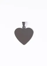 Dije de acero quirúrgico con forma de corazón liso, ideal para grabar iniciales o significados importantes.