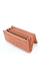 Billetera larga color gris con broche a presión. Interior tipo abanico con tres reparticiones, visor, tarjeteros, bolsillos internos y dos bolsillos con cierre. Monedero con cierre y visor atrás.