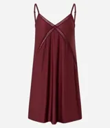 Camisón corto de microfibra color bordó, con escote en V y tirantes finos ajustables. Presenta detalles de encaje o puntilla en forma de 'X' en la zona del busto.