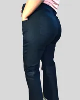 Pantalón de jean azul oscuro para embarazo, con corte recto y faja elastizada adaptable al crecimiento de la panza.
