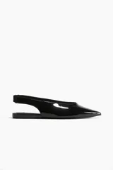 Zapatos destalonados negros charol con punta fina y tira elástica atrás.