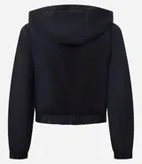 Campera rompevientos deportiva blanca, confeccionada en poliamida, con capucha, cierre delantero en cremallera, tirador gomoso y puños ajustados.