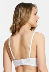 Bralette blanco de encaje floral, sin aro ni relleno, con forro interno de microtul elastizado. Breteles fijos regulables y cierre trasero de tres posiciones. Marca Montelle.