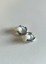 Aros de acero con acabado PVD de titanio, con dije desmontable de piedra luna.
