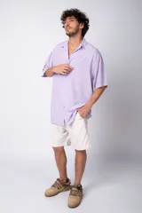 Camisa celeste de manga corta con cuello clásico y calce oversize.