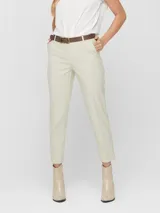 Pantalón de vestir Only color crema, de corte recto y tiro medio.
