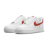 Zapatillas Nike Air Force 1 color beige con detalles en crema, suela blanca y base color caramelo.