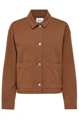 Chaqueta corta color marrón con cuello clásico, bolsillos frontales y cierre con botones plateados.
