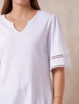 Remera blanca de algodón marca Ruby Rd con cuello redondo y escote en V. Tiene mangas cortas amplias con aplique de crochet.