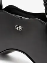 Bolso de hombro negro de cuero con forma sinuosa inspirada en los mandos de videojuegos. Tiene correa ajustable y cierre de cremallera.