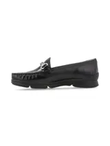 Mocasín marrón oscuro de cuero con textura de cocodrilo y detalle de hebilla dorada.