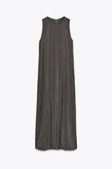 Vestido largo gris oscuro, de cuello redondo y sin mangas.