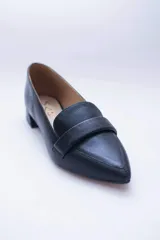 Mocasines color cobre con puntera fina y detalle de antifaz.