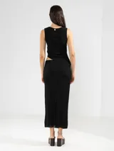 Top sin mangas color rosado, de corte asimétrico.