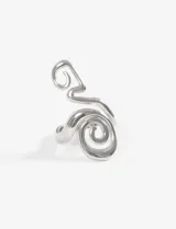 Anillo plateado de acero quirúrgico hipoalergénico con diseño ondulado.