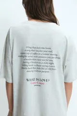 Camisón de manga corta, color gris melange, con escote amplio y la palabra "LOVE" estampada en negro en el frente.