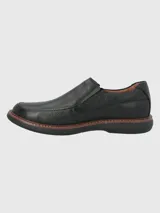 Zapato slip-on de cuero color marrón con suela de goma EVA.