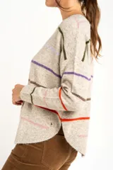 Sweater de punto con rayas multicolores en tonos pastel, de corte ajustado y mangas largas.