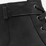 Bota de cuero negra con cordones, suela de goma y tirador trasero.