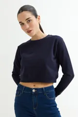 Sweatshirt azul marino de corte cropped y manga larga.