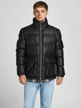 Campera puffer negra de cuero sintético con cuello alto, cierre frontal con cremallera, bolsillos delanteros con solapa y puños elásticos.