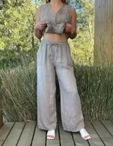 Pantalón negro de lino, corte ancho, con cintura elástica y bolsillos laterales.