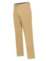 Pantalón de gabardina color beige, con tratamiento antiarrugas, calce modern fit, tiro medio, bolsillos laterales y traseros.