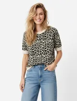 Buzo de tejido de punto con estampado animal print, cuello redondo y mangas cortas con ribete.