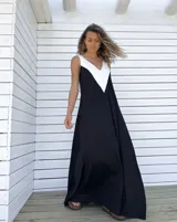 Vestido largo negro con escote en V blanco y corte holgado.