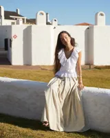 Collar con dije grande de bronce con forma de ostra y cordón de algodón ajustable color gris.