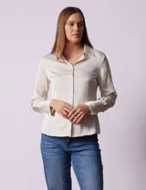 Camisa blanca de satén, marca Tahari. Cuello con solapa y escote en V. Abertura central con botones. Manga larga con puño y botón.