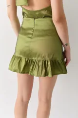 Minifalda de tafeta color marrón con volado en el ruedo.