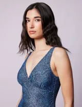 Malla enteriza estampada marca Club del Sol, con escote en V, breteles anchos, copa armada con sujetador interno y forro interno. Confeccionada en tejido italiano.