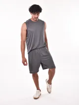 Short deportivo negro con cintura elástica y logo estampado en la pierna.