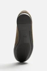 Mocasín de hombre color marrón claro, fabricado en piel con acabado serraje, horma redonda y suela ultrafina.