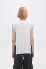 Remera negra de viscosa con cuello redondo y mangas cortas con volados.