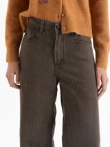 Jeans wide leg color marrón, confeccionado en denim tipo sastrero, liviano y con leve elasticidad. De tiro medio y caída amplia.