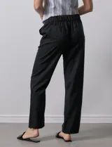Pantalón verde claro de lino, marca Alex & Jordan. Tiene pretina ancha con lazo de ajuste y bolsillos verticales delanteros.