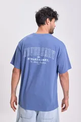 Remera de manga corta azul con corte oversize y estampa con la inscripción "Athletic Dept. NY, USA".