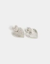 Aros colgantes cortos plateados con forma de corazón cubiertos de strass.