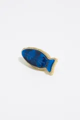 Anillo azul con forma de pez, con borde dorado y pequeños brillantes.
