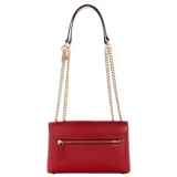 Bandolera roja de poliuretano con solapa, cierre superior con cremallera, correa cruzada removible, asa de mano negra y cadena dorada. Incluye logo triangular dorado de la marca en el frente y adorno removible.