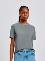 Remera color beige de corte clásico, con cuello redondo y mangas cortas.