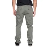 Pantalón cargo verde oliva de gabardina suave con spandex, calce chino, piernas rectas y cintura media. Cuenta con presillas, cierre con botón metálico, bolsillos cargo con solapa y velcro, bolsillos laterales tipo chino y bolsillos traseros con tapeta.