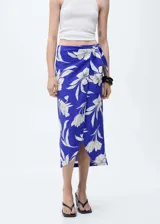 Falda pareo midi de viscosa color azul con estampado floral blanco, con cintura elástica y detalle de nudo.