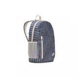 Mochila Nike Elemental con estampado de triángulos azules y detalles en amarillo. Incluye un compartimento principal con cierre, un bolsillo frontal con cierre, un bolsillo lateral de malla y un estuche removible con cierre.