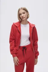 Campera jogging negra con cierre frontal y capucha, de felpa.