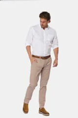 Pantalón de vestir azul marino, de corte recto, con bolsillos laterales y traseros. Se ajusta a la cintura con cinturón de cuero marrón.
